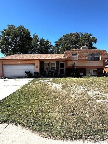 25 Hudspeth Ln, Pueblo, CO 81005
