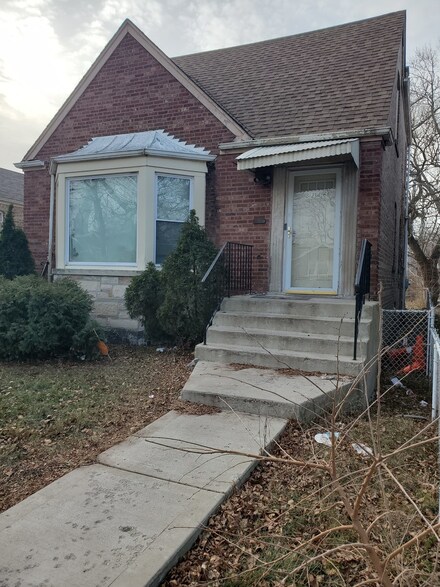 8246 S Woodlawn Ave, Chicago, IL 60619