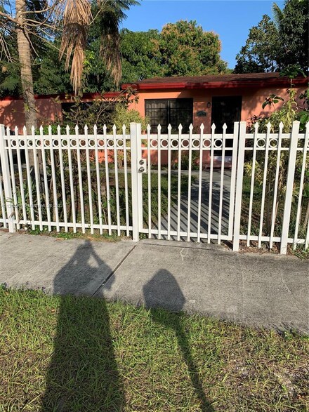 17971 NW 4th Ave, Miami, FL 33169