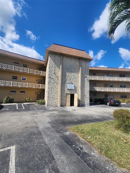 5071 W Oakland Park Blvd Unit 103, Lauderdale Lakes, FL 33313