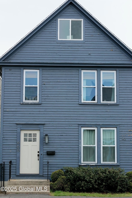 660 5th Ave, Troy, NY 12182