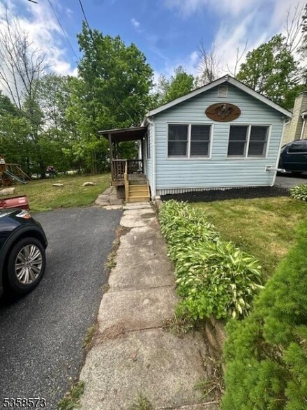 84 Fairview Dr, Hewitt, NJ 07421
