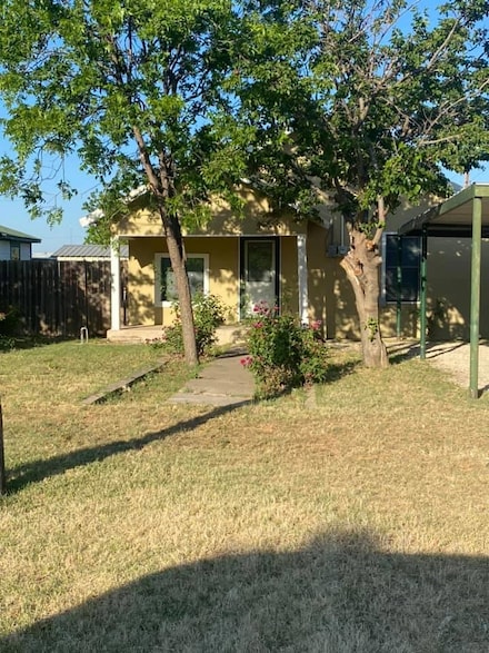 911 Cypress St, Roscoe, TX 79545