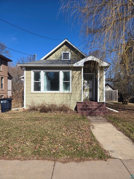 719 6th St W, Ashland, WI 54806
