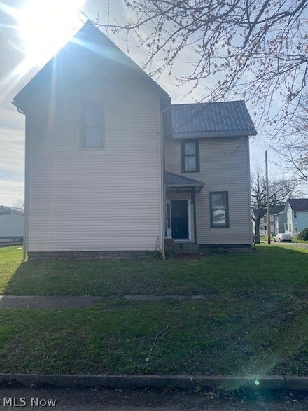 439 Elm St, Coshocton, OH 43812