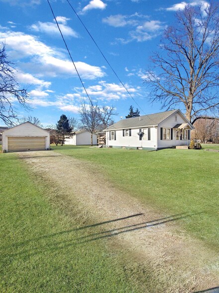 9 Tongue St, Edwardsport, IN 47528