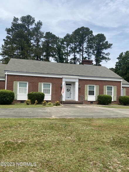 702 Sunset Ave, Clinton, NC 28328