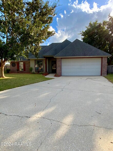 121 Cranberry Dr, Broussard, LA 70518