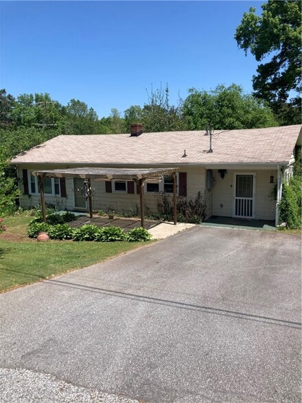 418 Hill Top Dr, Seneca, SC 29672