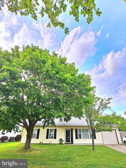 4 Iris Ln, Newark, DE 19702