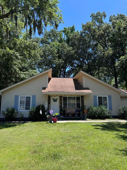 106 Teddy Ct, Summerville, SC 29485