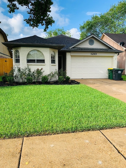 1210 Chelsea Ln, Pearland, TX 77581