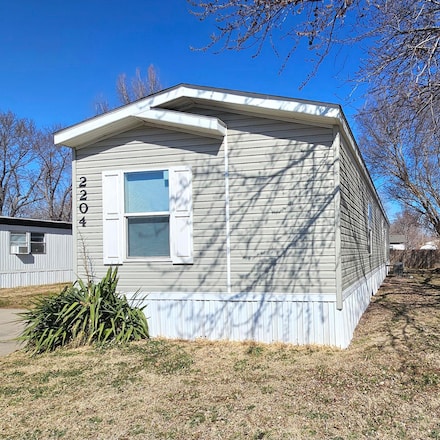 2204 E Lockwood St, Wichita, KS 67216