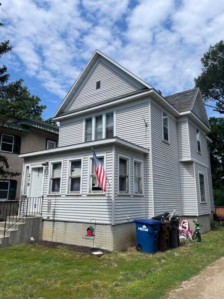 218 W 4th Ave, Mitchell, SD 57301
