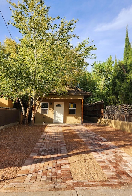 713 Lewis Ave SW, Albuquerque, NM 87102