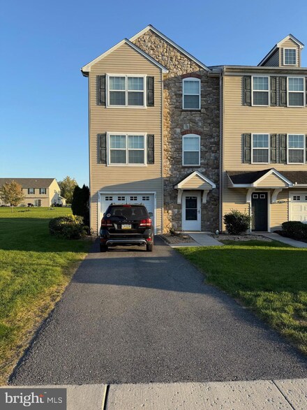 431 Eisenhower Dr, Carlisle, PA 17013
