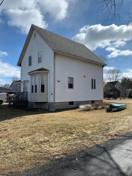 82 New County Rd, Rockland, ME 04841