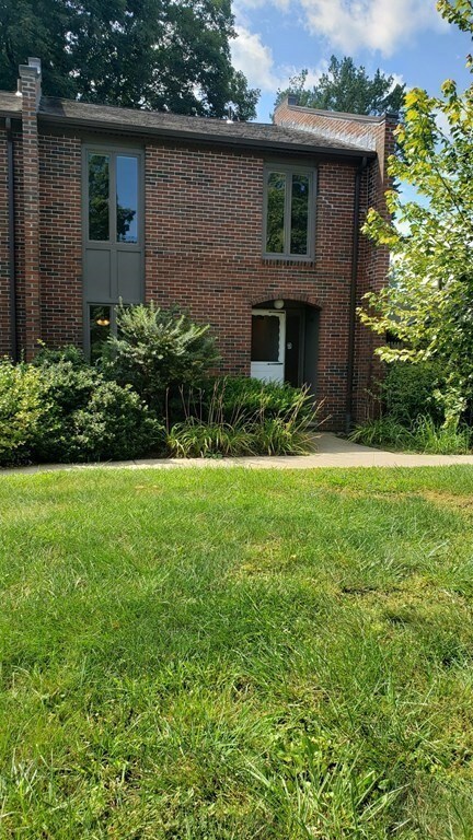 5 Eaton Ct, Amherst, MA 01002