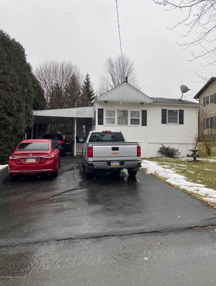 418 Delaware St, Mayfield, PA 18433