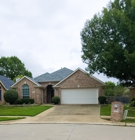 4012 Glenwyck Dr E, North Richland Hills, TX 76180