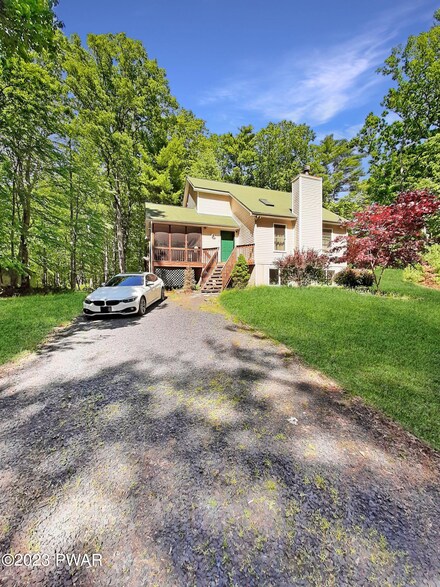 101 Colonial Ct, Dingmans Ferry, PA 18328