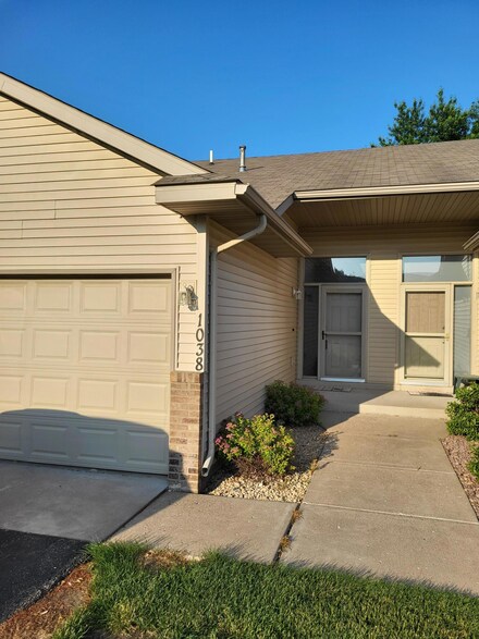 1038 Honeysuckle Ln SE, Cambridge, MN 55008