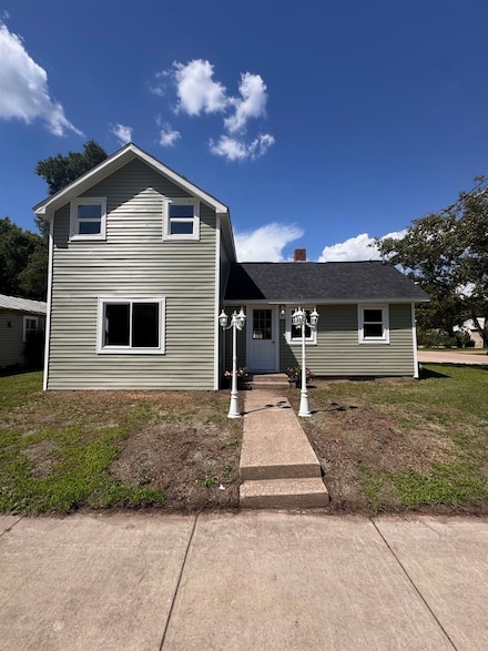 719 Ware St, Waupaca, WI 54981
