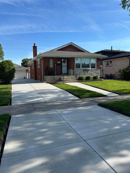 4628 W 107th St, Oak Lawn, IL 60453