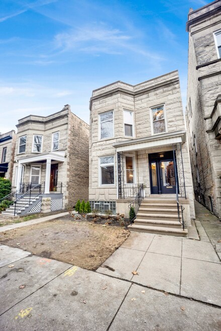 1243 W Newport Ave, Chicago, IL 60657