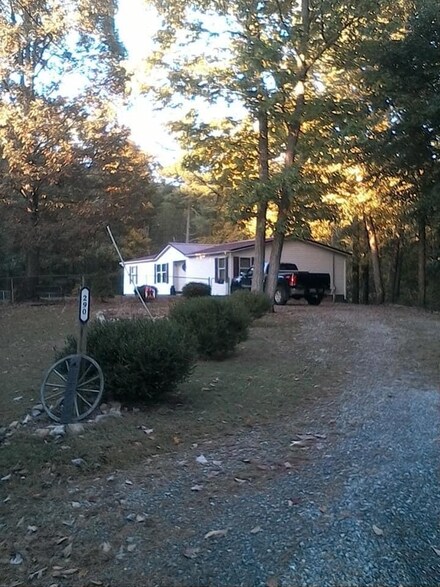 290 Draper Estate Ln, Max Meadows, VA 24360