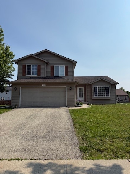 916 Bluegrass Ln, Plano, IL 60545