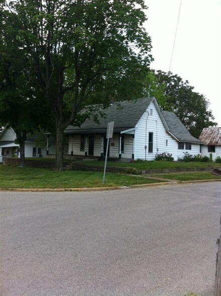408 W Main St, Bloomfield, IN 47424