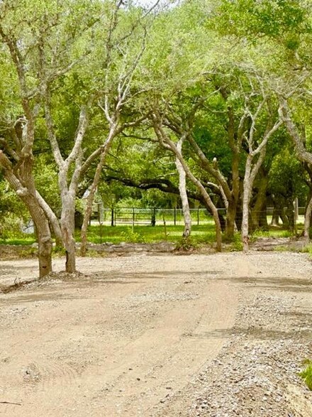815 Traylor Ave, Rockport, TX 78382