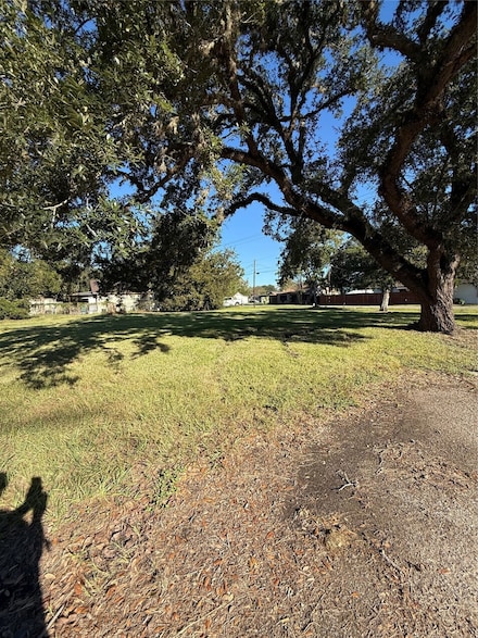 409 E 2nd St, Sweeny, TX 77480