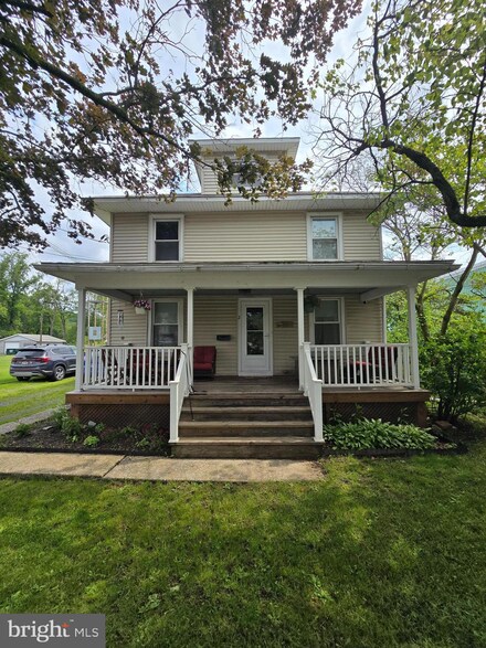 2 E Clements St, Pine Grove, PA 17963