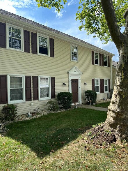 108 Hanover Ln, Monroe Township, NJ 08831