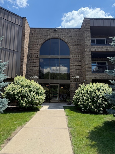 2210 Midland Grove Rd Unit 207, Roseville, MN 55113