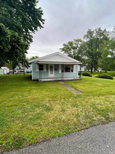 109 S 3rd St, Edwardsport, IN 47528
