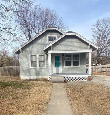 828 W 5th St, Newton, KS 67114