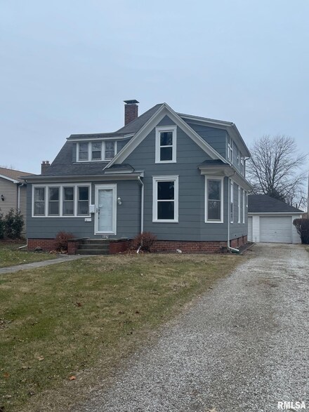 1341 S Clay Ave, Jacksonville, IL 62650