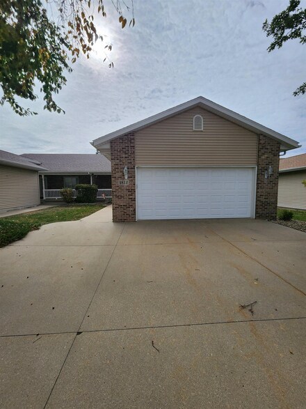 4813 Briarwood Dr, Cedar Falls, IA 50613