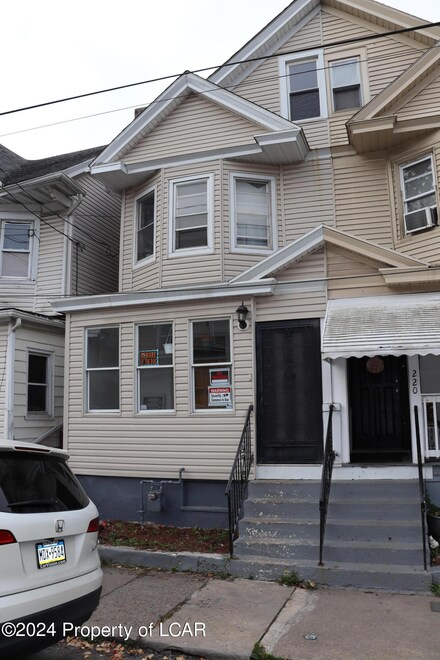 218 W Elm St, Hazleton, PA 18201