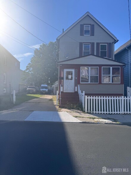 35 John St, Carteret, NJ 07008