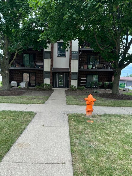 1227 Chalet Rd Unit 100, Naperville, IL 60563