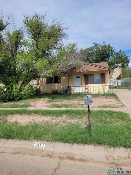 1207 E Holland Dr, Roswell, NM 88203