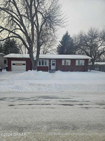 1914 S 17th St, Grand Forks, ND 58201