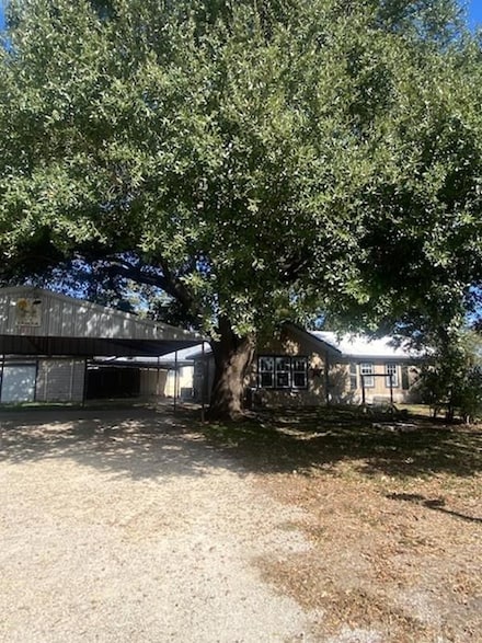 214 S Hackberry Ave, Luling, TX 78648