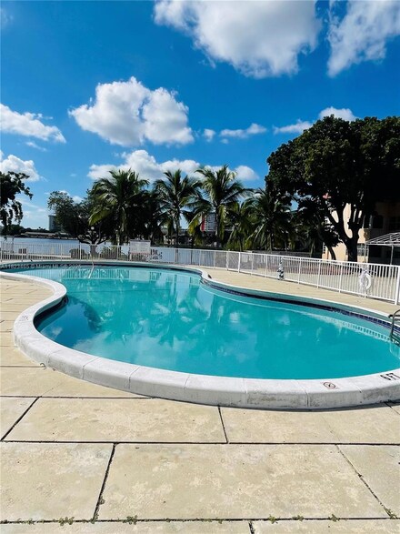 1540 NE 191st St Unit 205, Miami, FL 33179