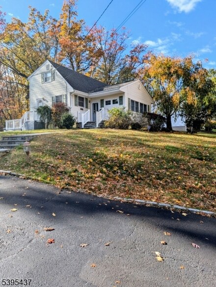 15 Friar Rd, Morris Plains, NJ 07950