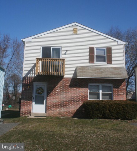 203 W 3rd St, Essington, PA 19029
